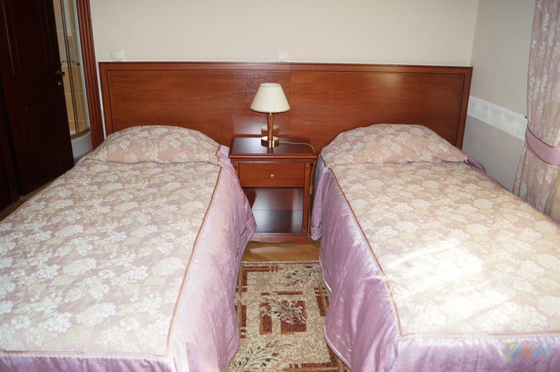 спальня с раздел кроватями в коттедже.jpg