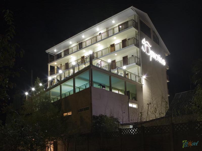 ночной вид на фасад отеля.jpg